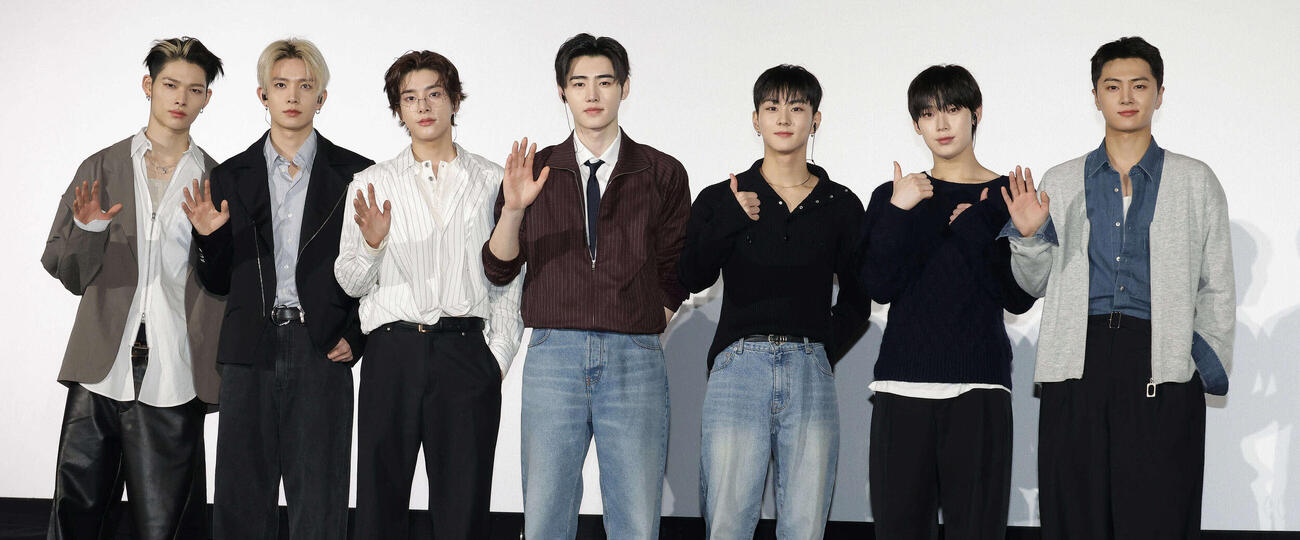 記念撮影するENHYPEN、左からNI－KI、HEESEUNG、JAKE、SUNGHOON、JUNGWON、SUNOO、JAY（撮影・中島郁夫）