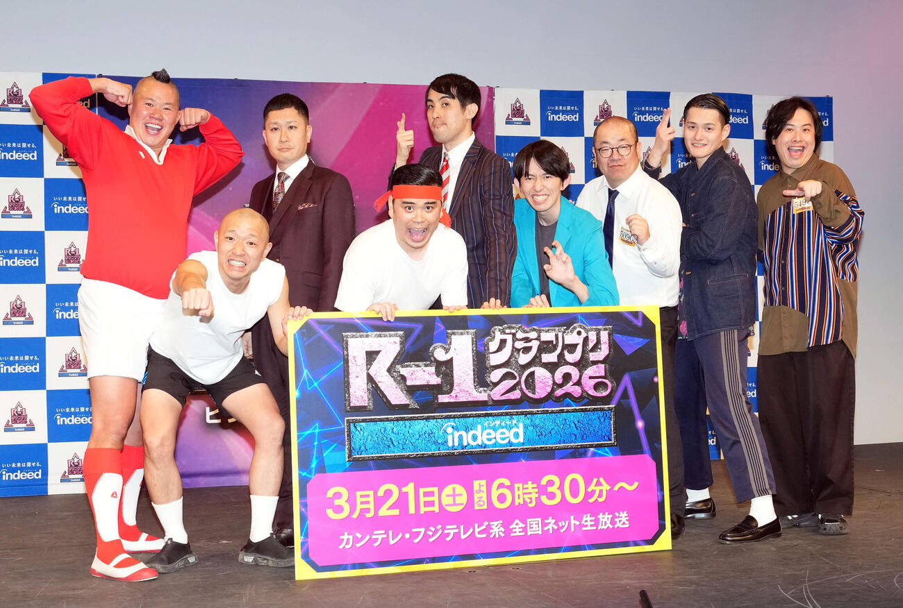 「R－1グランプリ」の決勝に進出を決めた、左からしんや、今井らいぱち、渡辺銀次、ななまがり初瀬、さすらいラビ－中田、真輝志、ルシファー吉岡、九条ジョ－、トンツカタンのお抹茶（撮影・たえ見朱実）