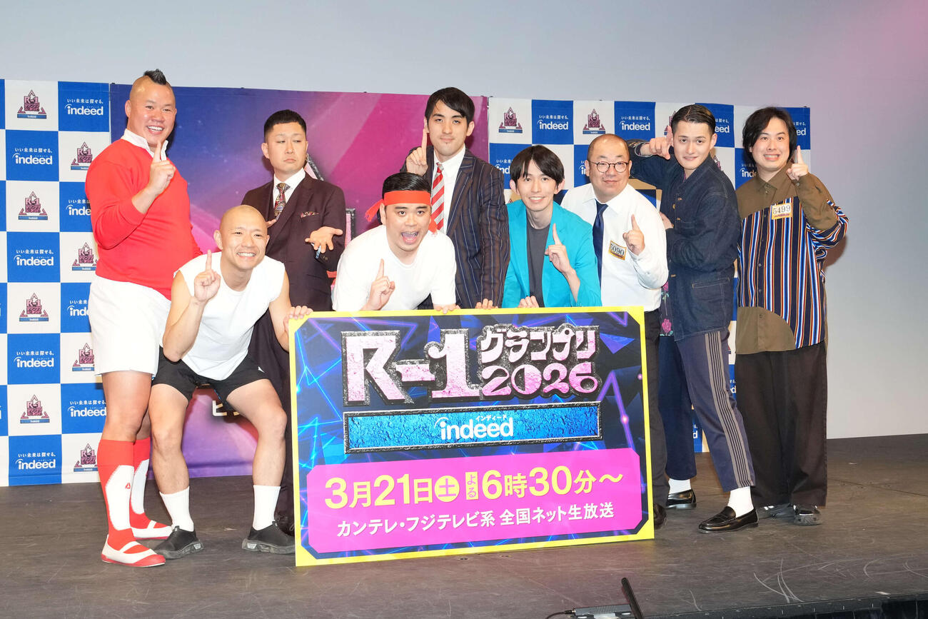 「R－1グランプリ」の決勝に進出を決めた、左からしんや、今井らいぱち、渡辺銀次、ななまがり初瀬、さすらいラビ－中田、真輝志、ルシファー吉岡、九条ジョ－、トンツカタンのお抹茶（撮影・たえ見朱実）