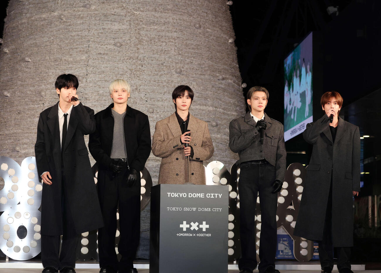 TOMORROW X TOGETHER。左からSOOBIN、HUENINGKAI、BEOMGYU、YEONJUN、TAEHYUN（2025年11月撮影）