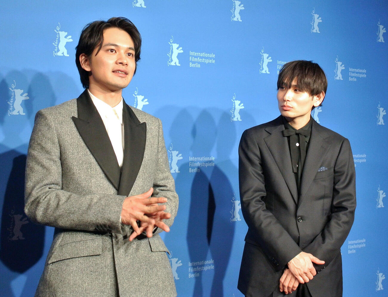 ベルリン国際映画祭で映画「しびれ」の公式上映後に報道陣の取材に応じる北村匠海（左）と内山拓也監督（共同）