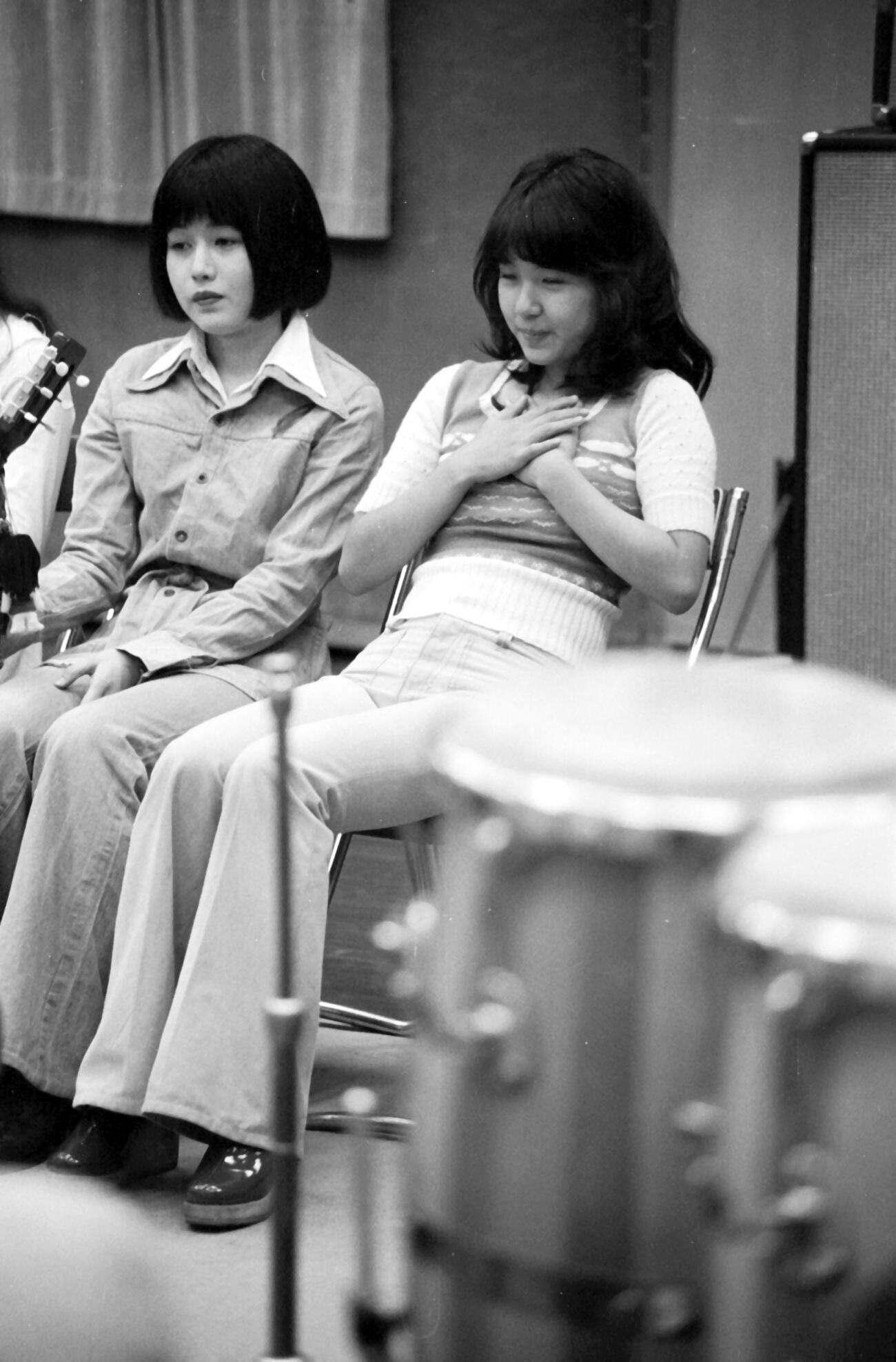 1973年10月、NHK「軽音楽オーデション」に挑戦し、見事合格。出番を緊張しきった様子で待つ浅田美代子