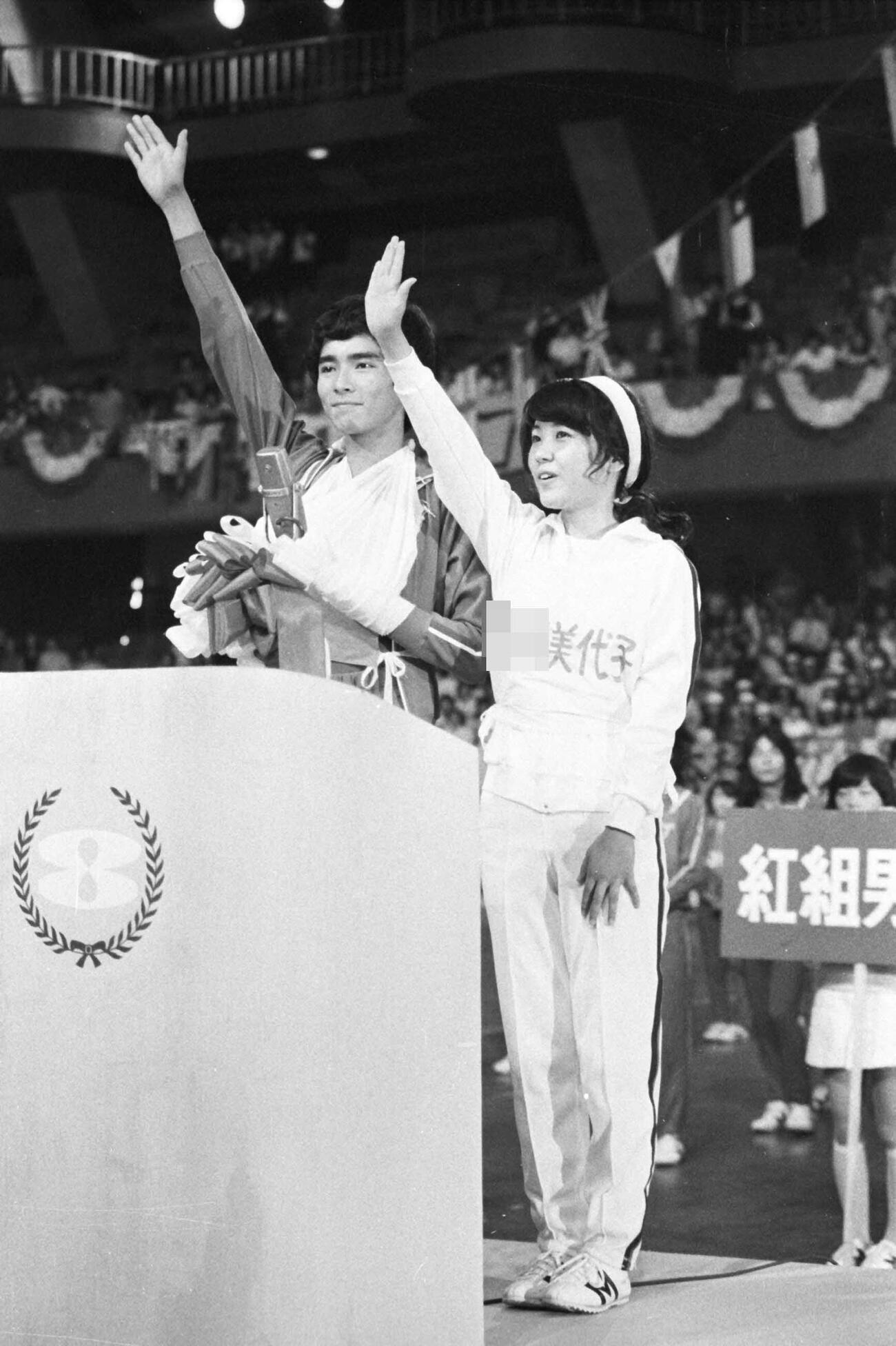 73年9月「オールスター紅白大運動会」の開会式で選手宣誓をする郷ひろみ（左）と浅田美代子