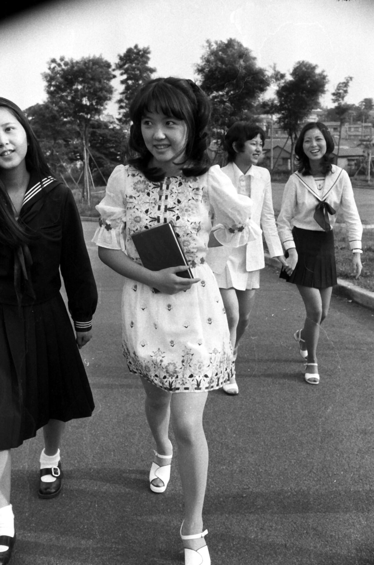浅田美代子（右から2人目）が松竹映画「ときめき」（監督・市川泰一）に出演する。写真は左から栗田ひろみ、浅田美代子、秋谷陽子、海野まさみ。（1973年6月撮影）