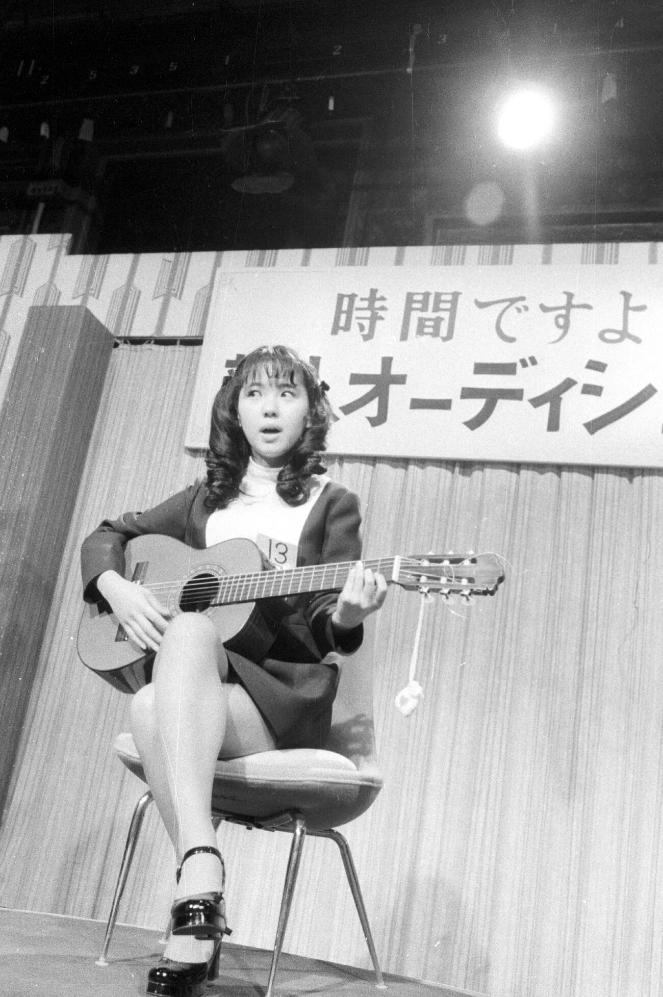 1972年12月、TBS「時間ですよ」新人オーディションでギターを弾く浅田美代子