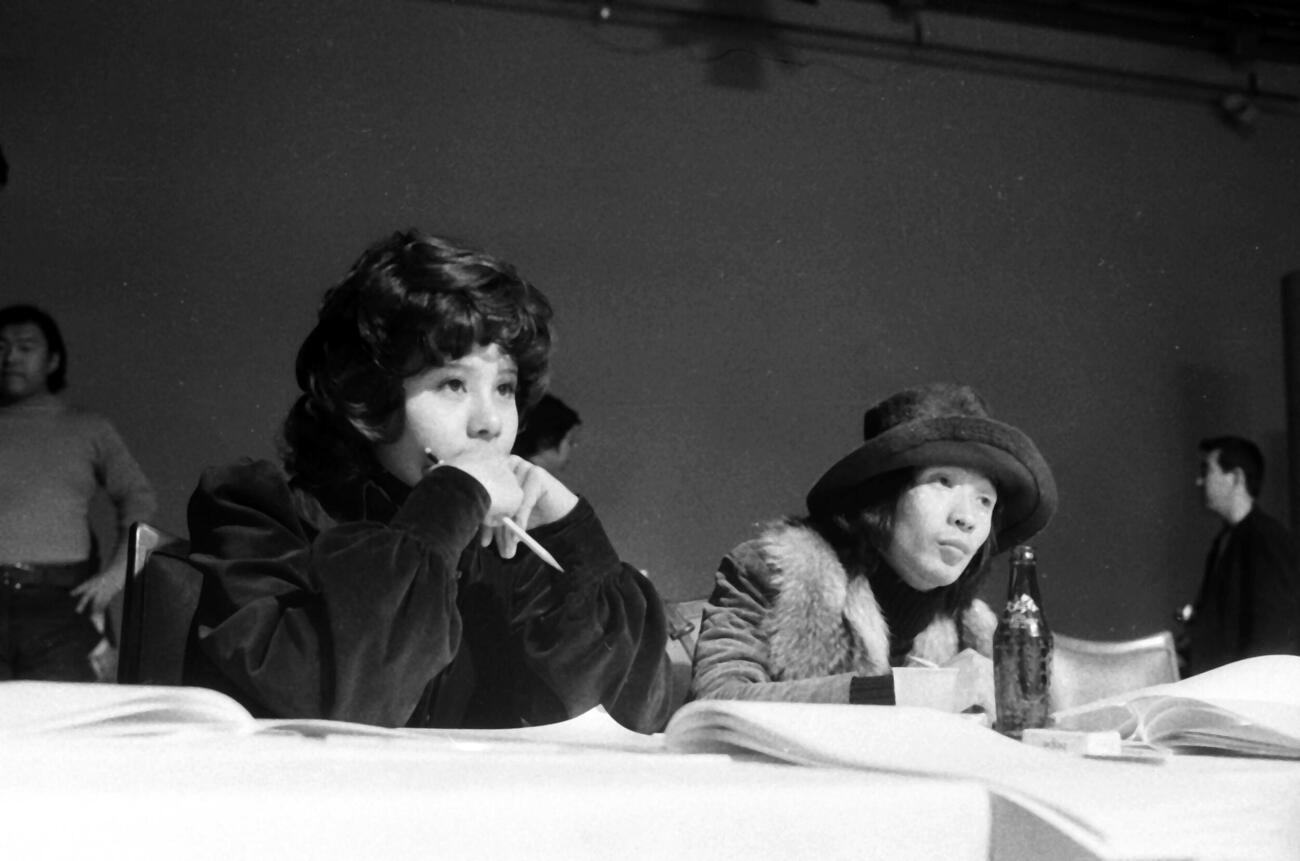 1972年12月、第二の天地真理オーディションの審査員として参加者をチェックする左から天地真理、堺正章