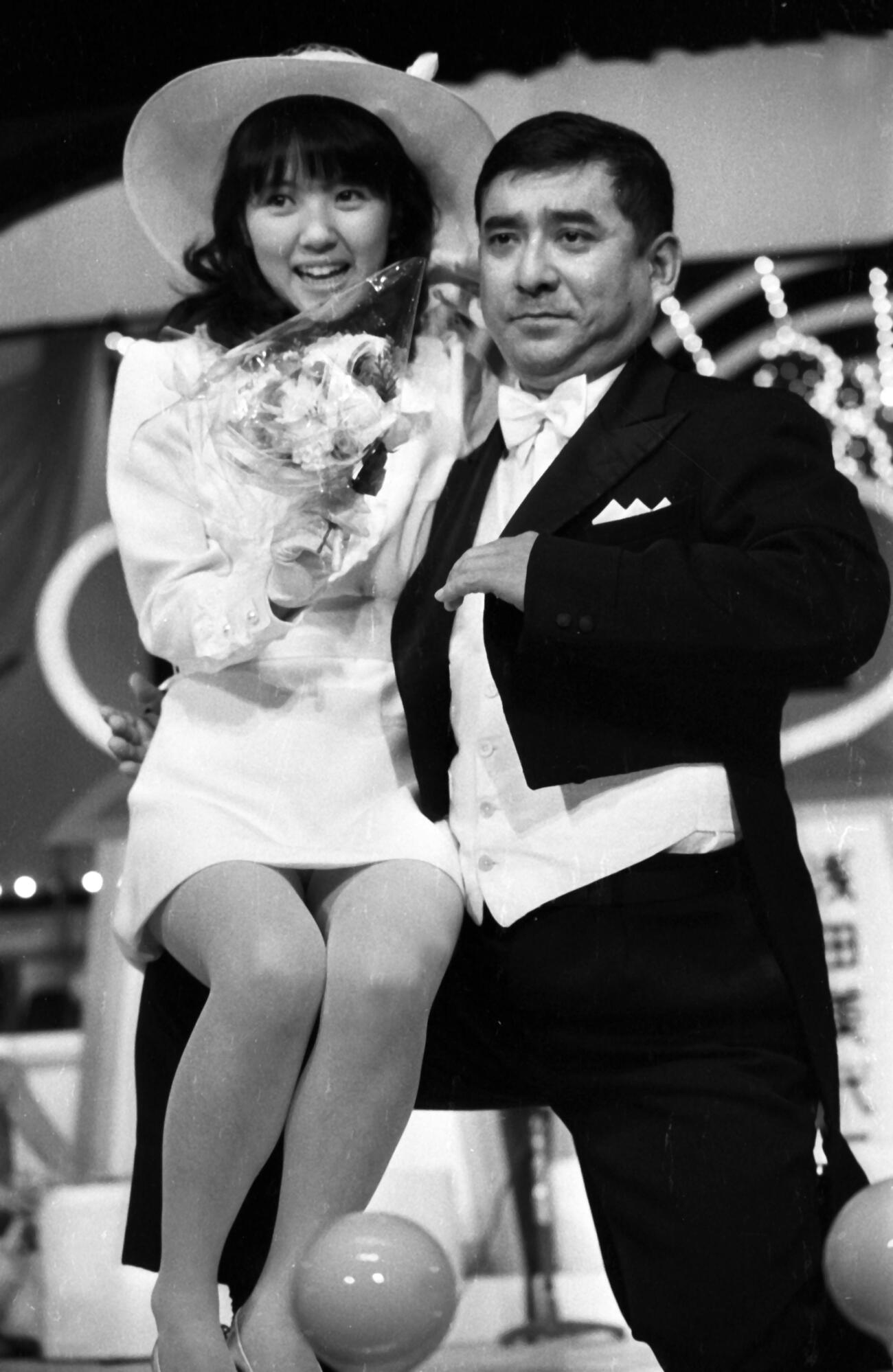 1973年10月、ドリフターズの「花嫁大会」に出演、荒井注（右）とポーズを取る浅田美代子
