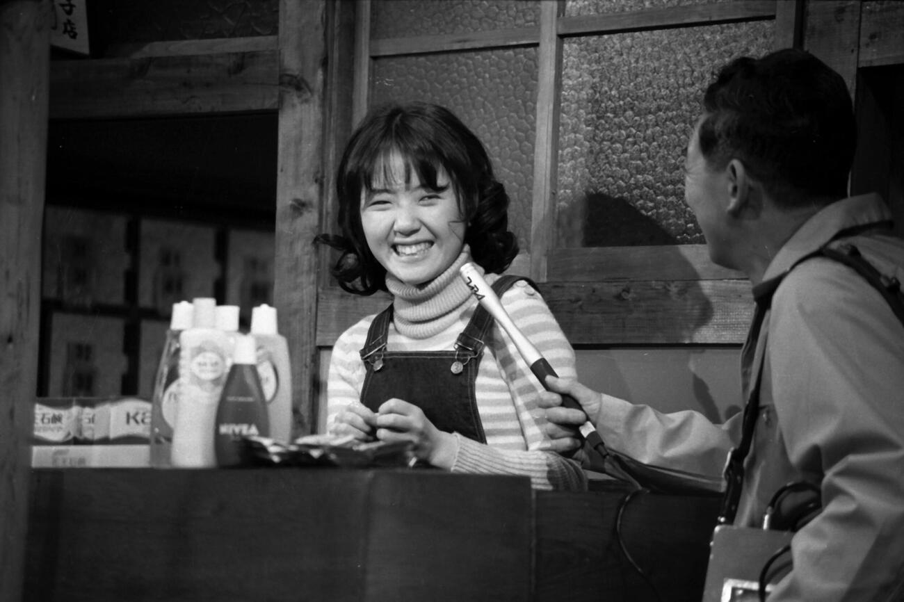 1973年1月、TBS「時間ですよ」の収録に参加、芸能人デビューした浅田美代子。初々しい笑顔が可愛い