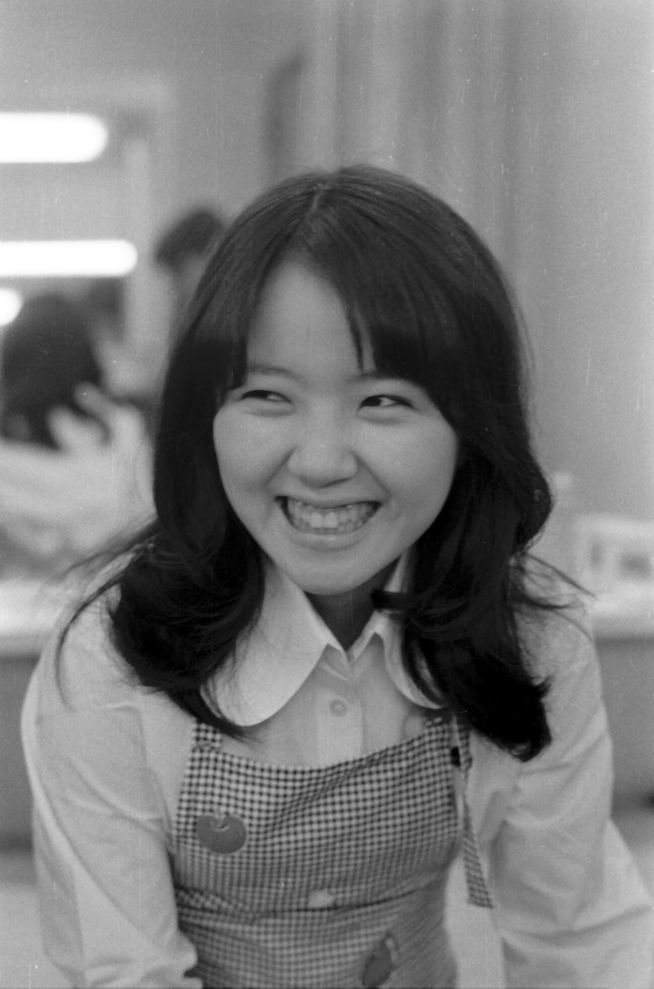 1973年4月、TBS「時間ですよ」で出番を待つ浅田美代子。デビューしてまだ4ヶ月。どことなく落ち着かないその様子がまた、可愛いとスタジオでも人気者だ