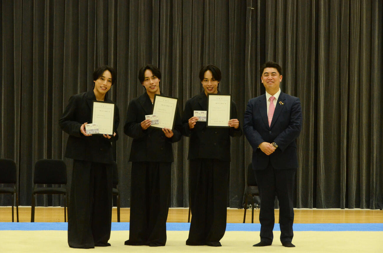 宮城県白石市の観光大使に就任した佐藤三兄弟。左から綾人、颯人、嘉人、山田裕一白石市長