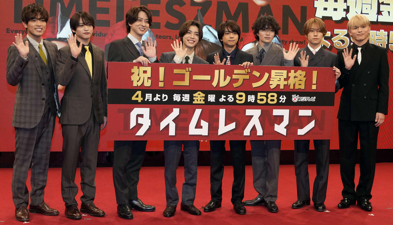 登壇しトークセッションするtimelesz。左から原嘉孝、猪俣周杜、寺西拓人、松島聡、佐藤勝利、菊池風磨、橋本将生、篠塚大輝（撮影・小島史椰）