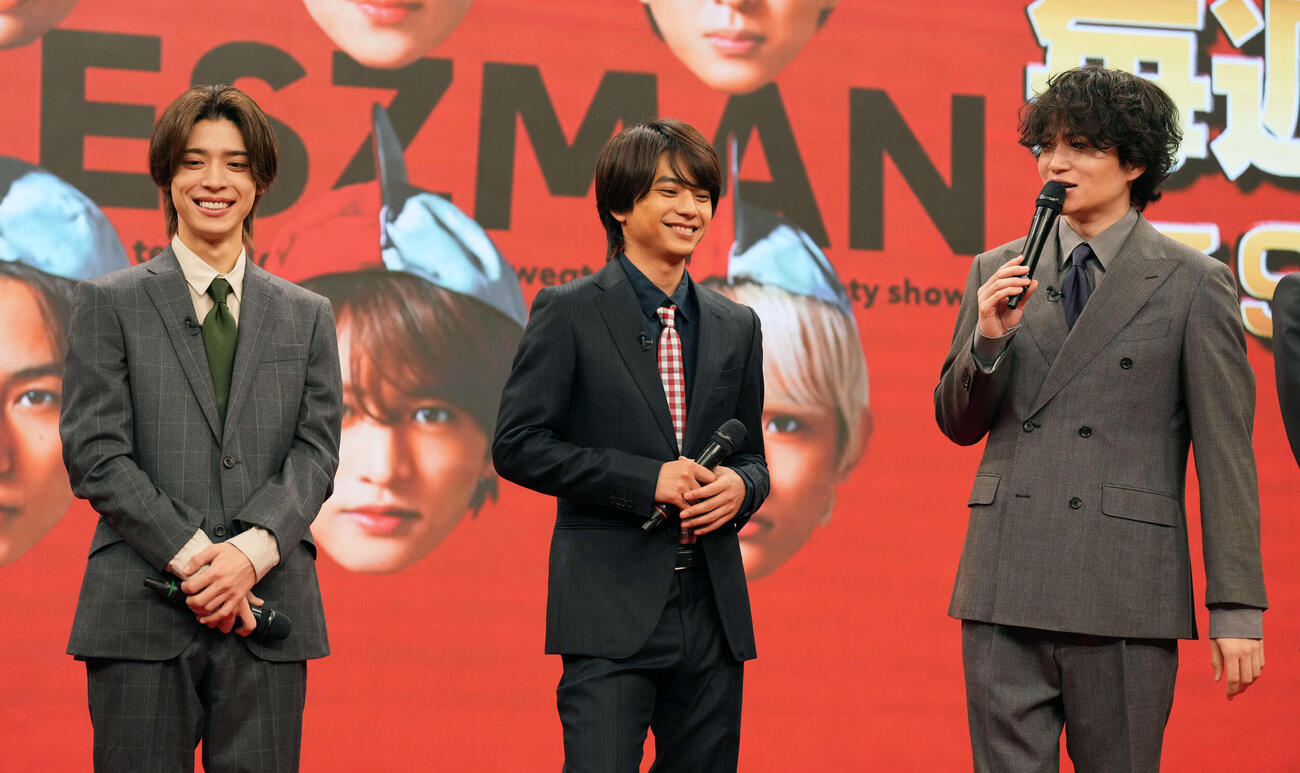 登壇しトークする、左からtimeleszの松島聡、佐藤勝利、菊池風磨（撮影・小島史椰）