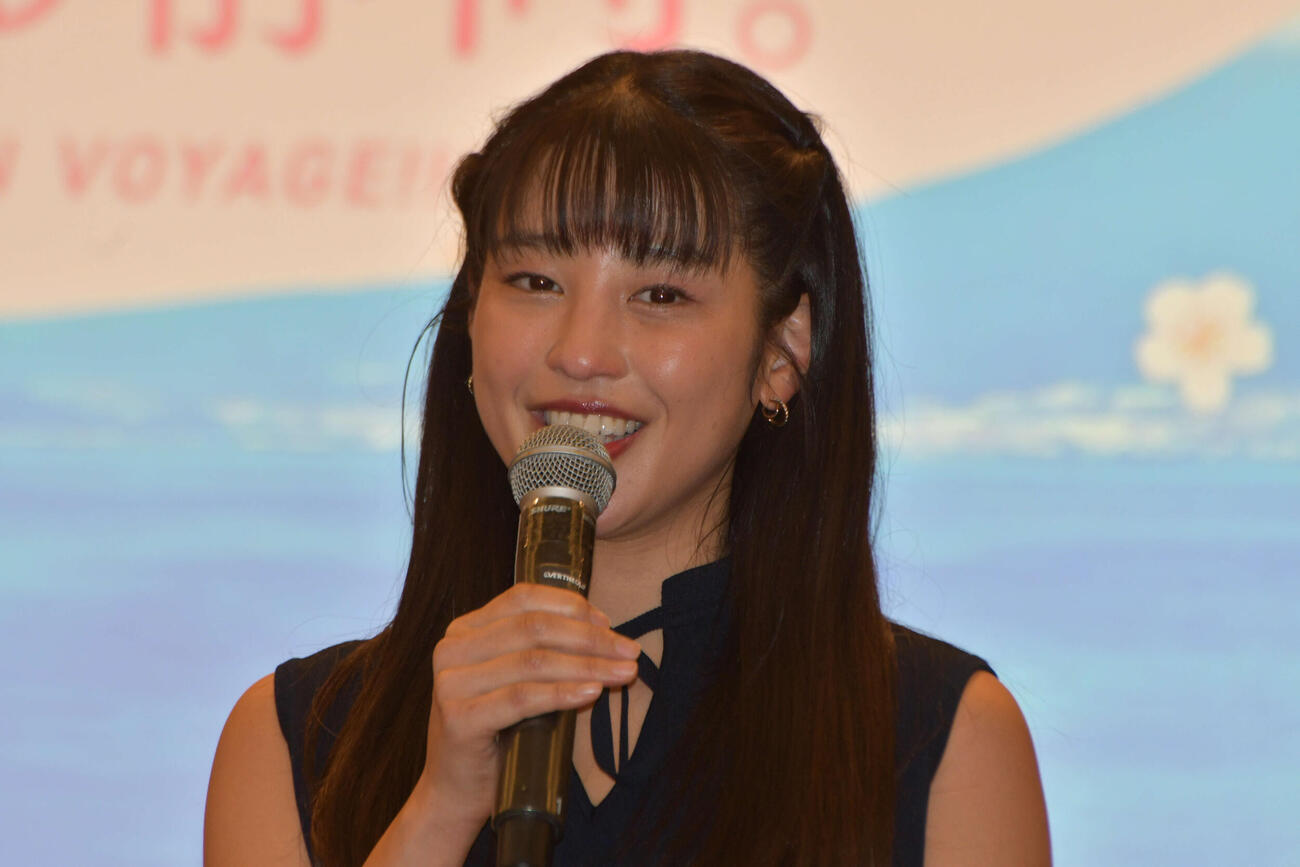 駿河湾フェリーリニューアル就航記念イベントで静岡県の魅力を語るフリーアナウンサーの岡副麻希