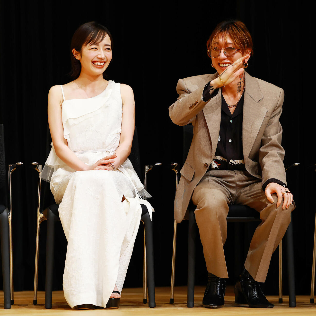 ブルーリボン賞授賞式で笑顔をみせる助演女優賞の森田望智（左）と新人賞の渋谷龍太（撮影・野上伸悟）