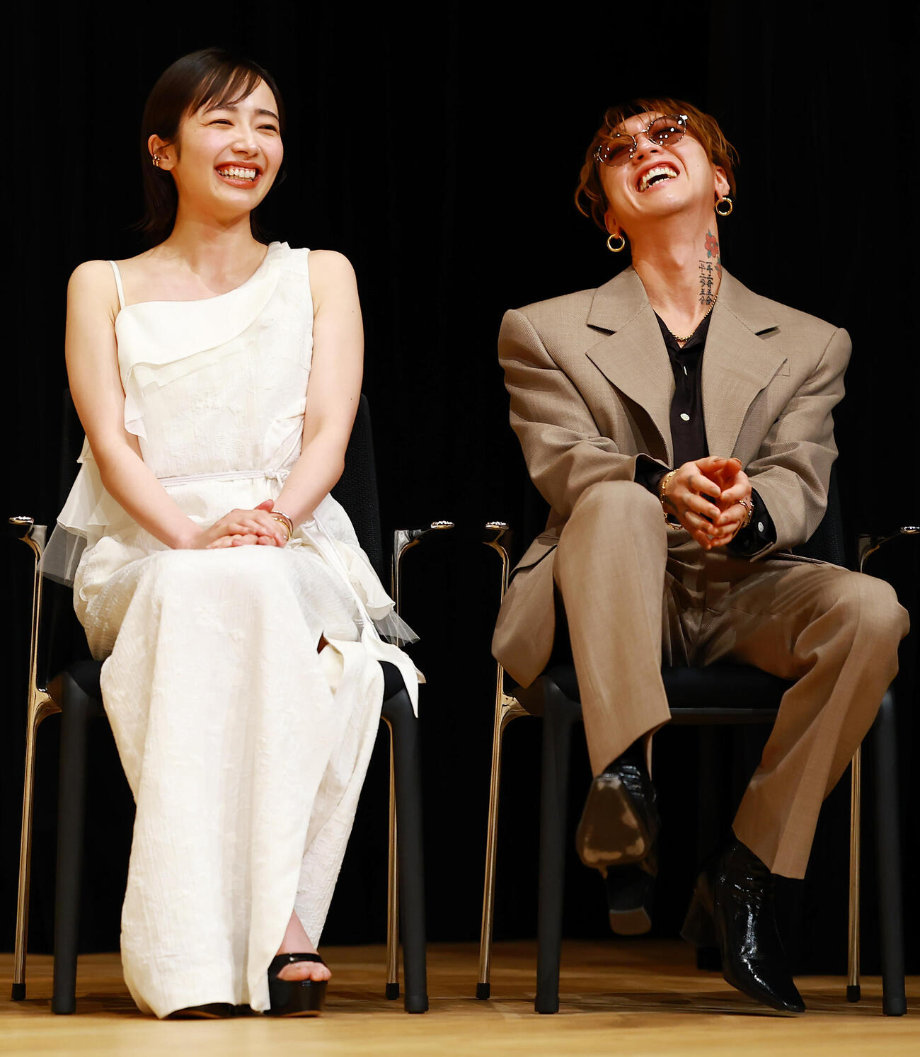 ブルーリボン賞授賞式で笑顔をみせる助演女優賞の森田望智（左）と新人賞の渋谷龍太（撮影・野上伸悟）