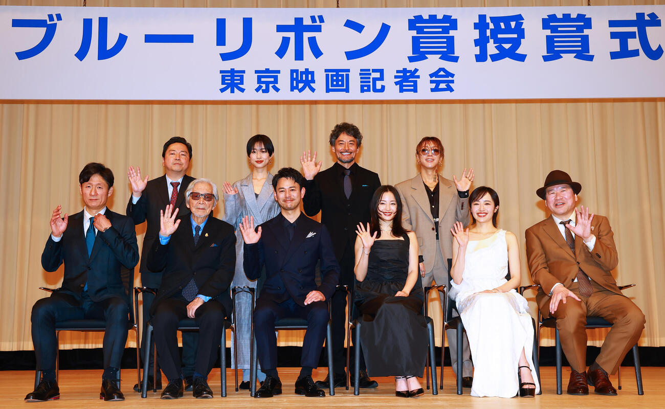 第68回ブルーリボン賞授賞式で記念写真に納まる受賞者。前列左から、作品賞「国宝」の李相日監督、監督賞の山田洋次監督、主演男優賞の妻夫木聡、主演女優賞の広瀬すず、助演女優賞の森田望智、助演男優賞の佐藤二朗、後列左から、外国作品賞「教皇選挙」のキノフイルムズ・西嶋祐一郎専務、司会の河合優実、山口馬木也、新人賞の渋谷龍太（撮影・野上伸悟）