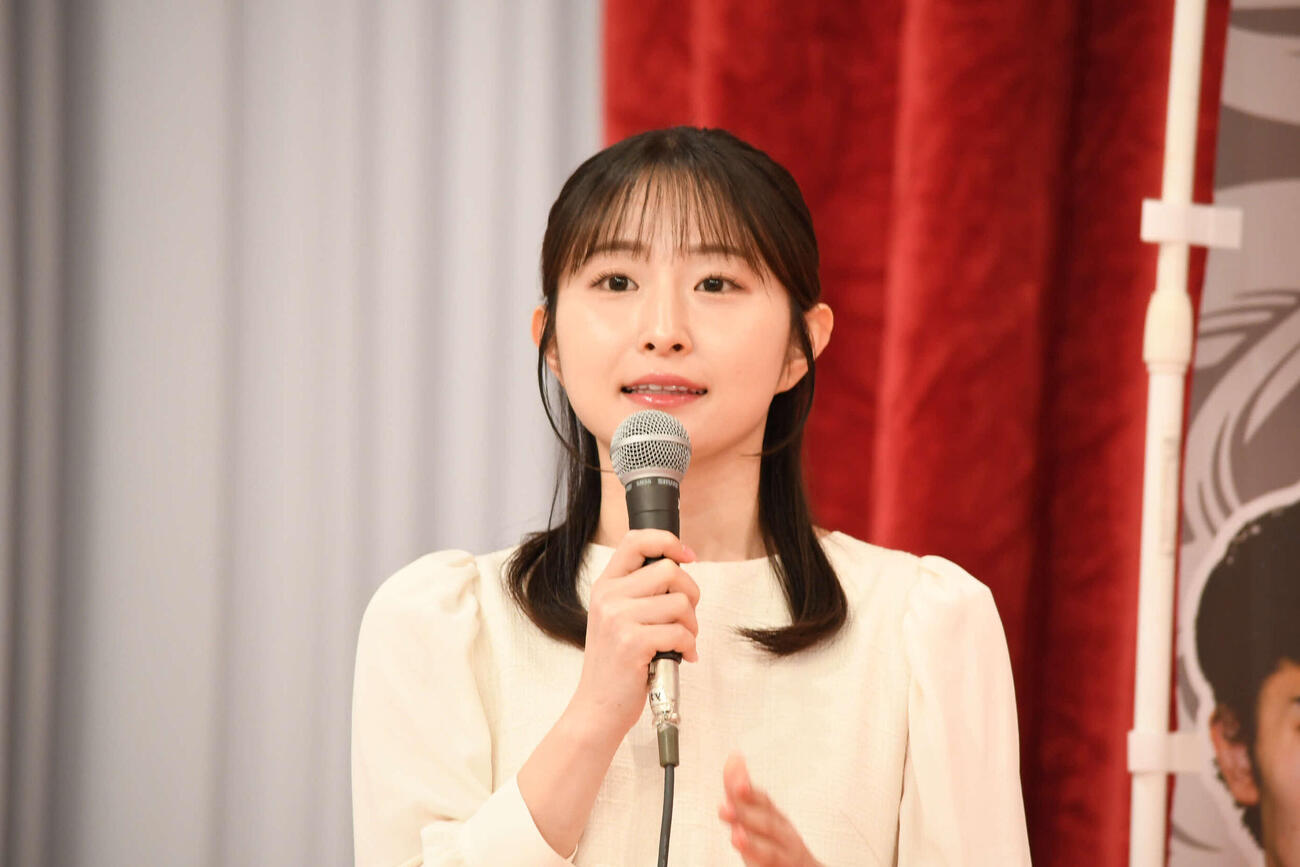 「第15回ytv漫才新人賞決定戦」出場者発表会見で司会を務めた読売テレビ佐藤佳奈アナ（撮影・阪口孝志）