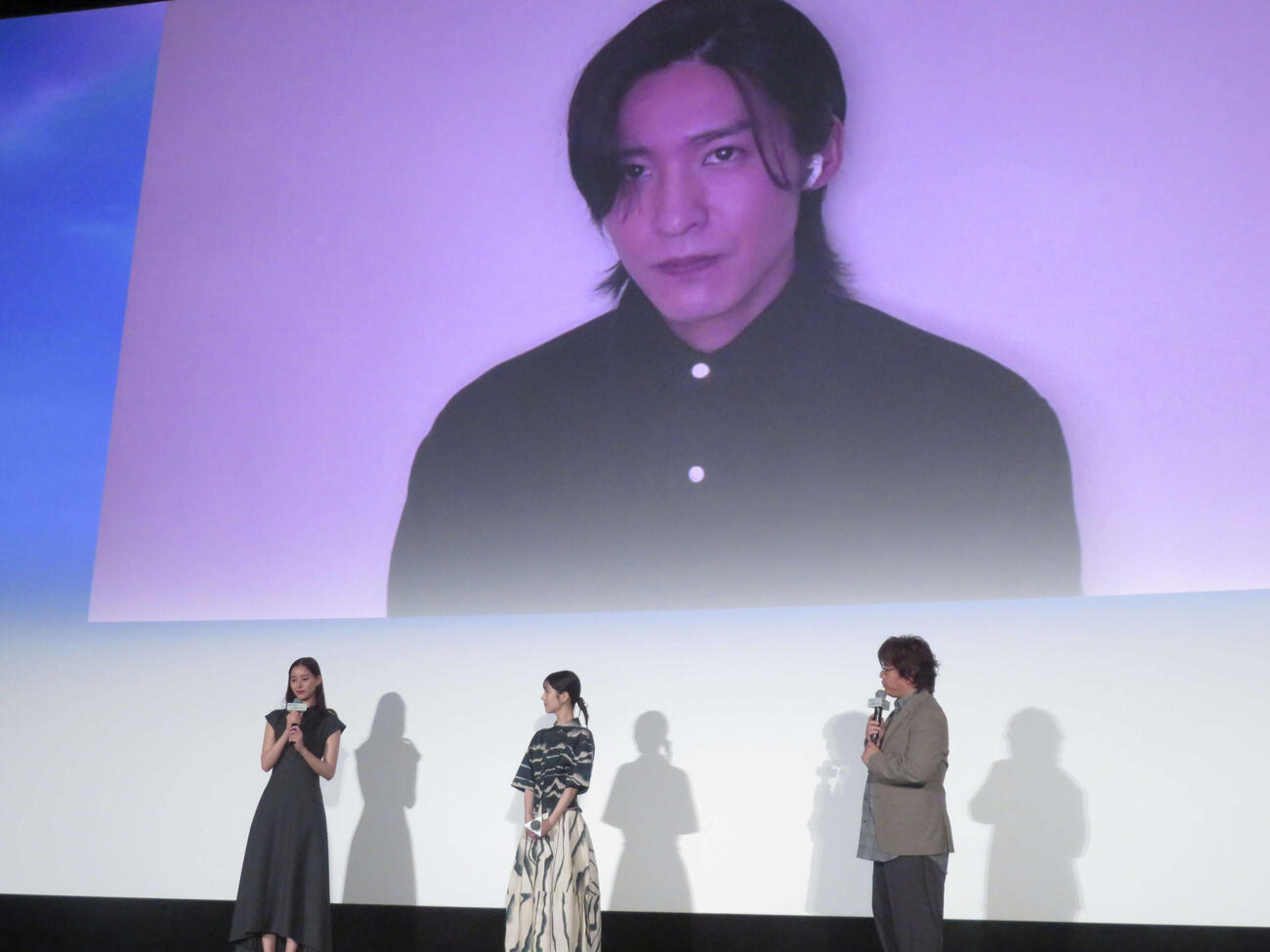 「ほどなく、お別れです」大ヒット御礼舞台あいさつに登壇した（左から）新木優子、浜辺美波、三木孝浩監督、後方はリモート参加した目黒蓮