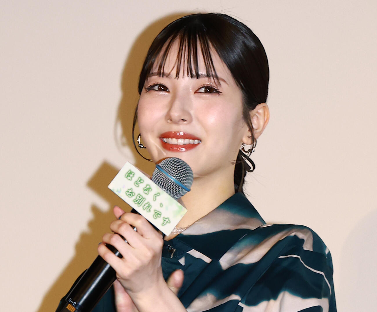 映画「ほどなく、お別れです」大ヒット御礼舞台あいさつに登場した浜辺美波（撮影・野上伸悟）