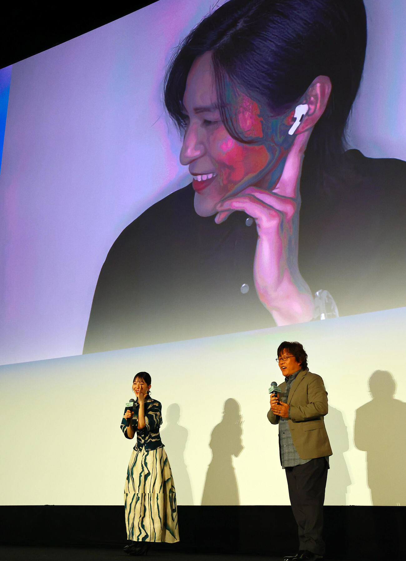 映画「ほどなく、お別れです」大ヒット御礼舞台あいさつで、中継で登場した目黒蓮（後方）の誕生日を祝う手前左から浜辺美波、三木孝浩監督（撮影・野上伸悟）