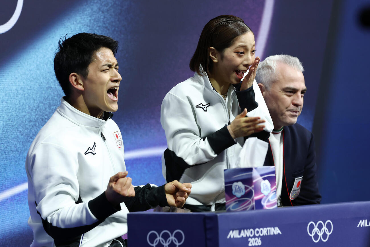 ペアフリーの得点を確認し、歓喜する三浦（中央）、木原組。右はブルーノ・マルコット・コーチ（撮影・前田充）