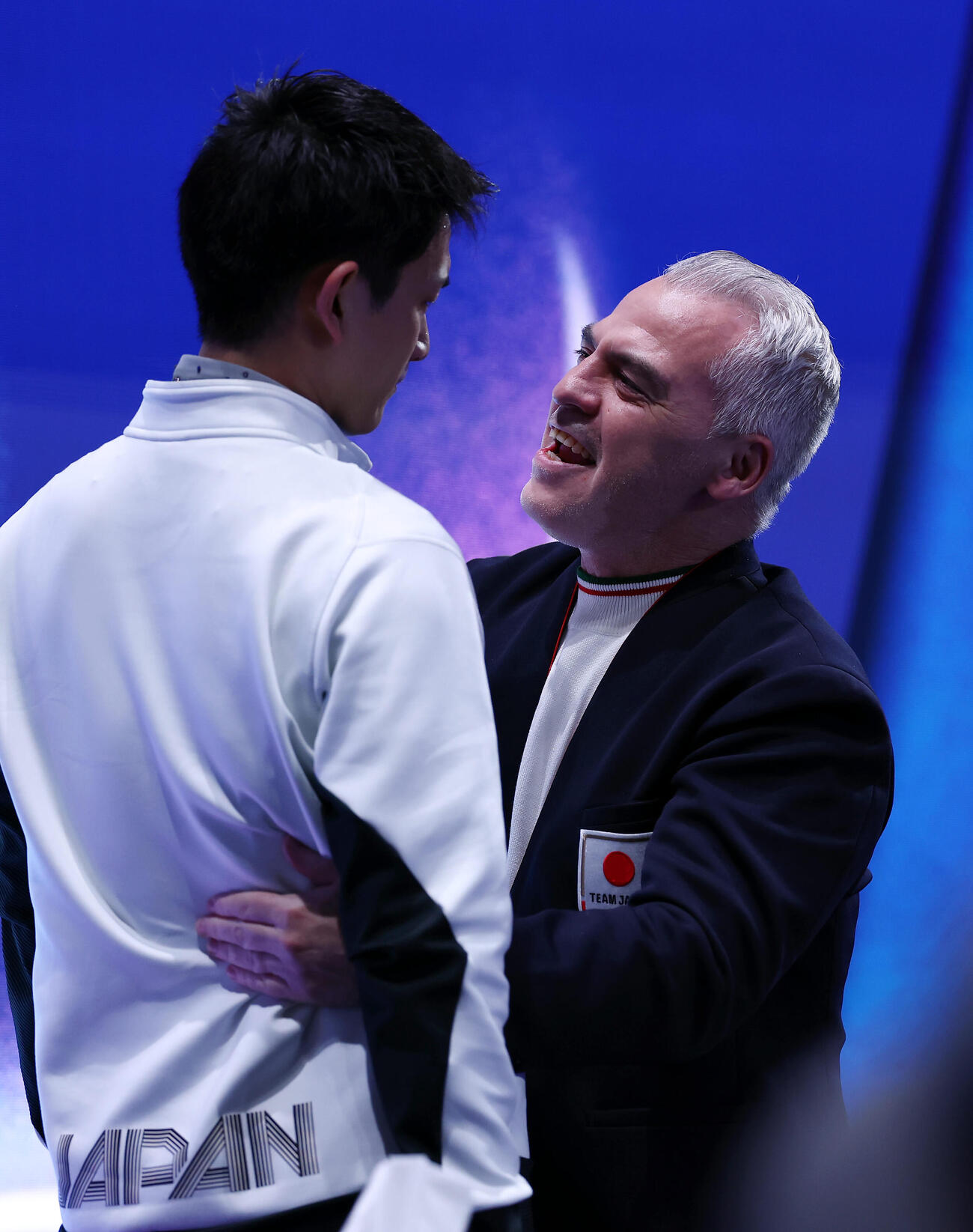 ペアフリーの演技を終え得点を確認し、木原龍一（左）と言葉を交わすブルーノ・マルコット・コーチ（撮影・前田充）