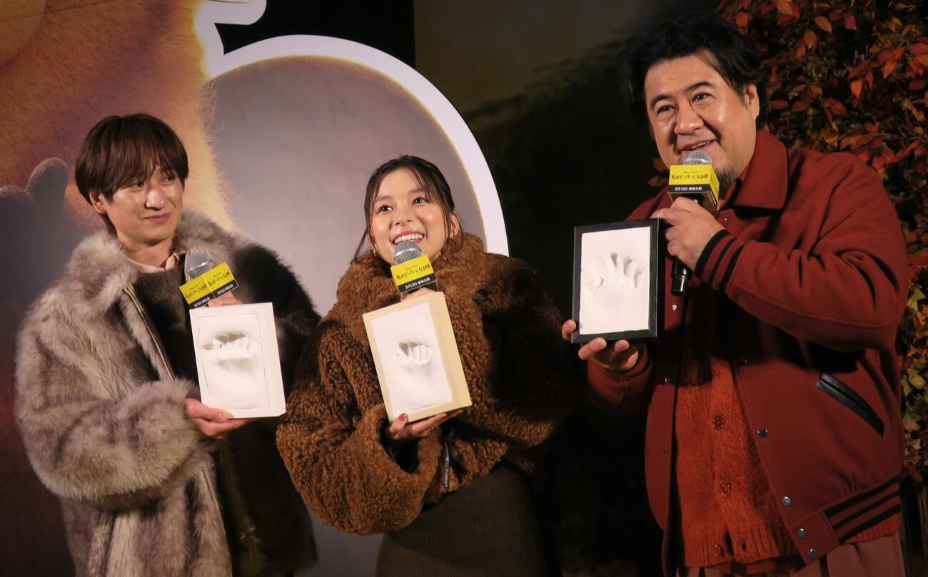 映画「私がビーバーになる時」ビーバーズ結成イベントで。左から、宮田俊哉、芳根京子、小手伸也