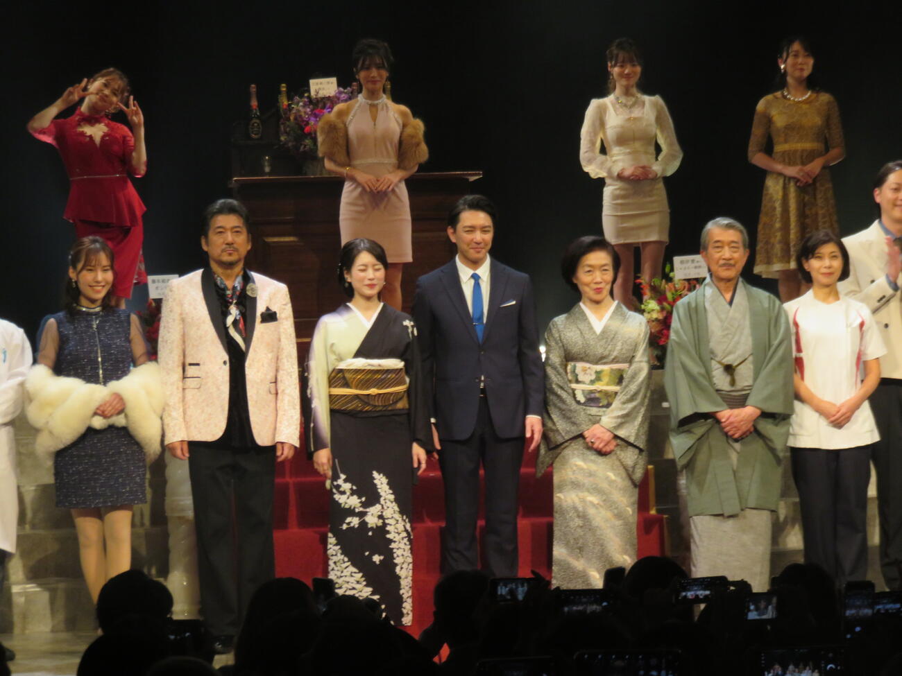 新宿・シアターサンモールで上演された舞台版「黒革の手帖」の出演者たち。左から春名風花、乃木涼介、秋澤美月、金子昇、有希九美、川端謹慎二、戸張美佳