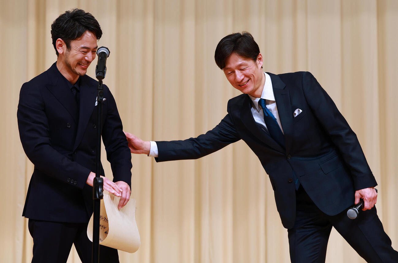 ブルーリボン賞授賞式で、作品賞「国宝」の李相日監督（右）の祝福を受ける主演男優賞の妻夫木聡（撮影・野上伸悟）