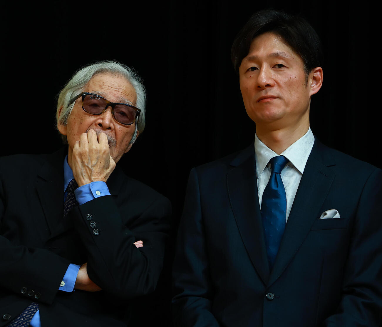 話し込むブルーリボン賞監督賞の山田洋次監督（左）と作品賞「国宝」の李相日監督（撮影・野上伸悟）