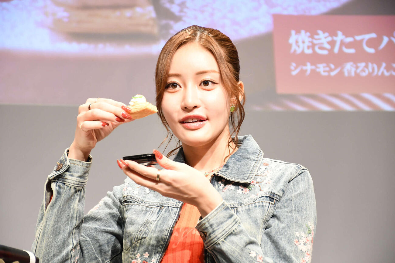 「りんごフェア『青い森の林檎』」でりんごを使ったスイーツを試食する王林（撮影・阪口孝志）