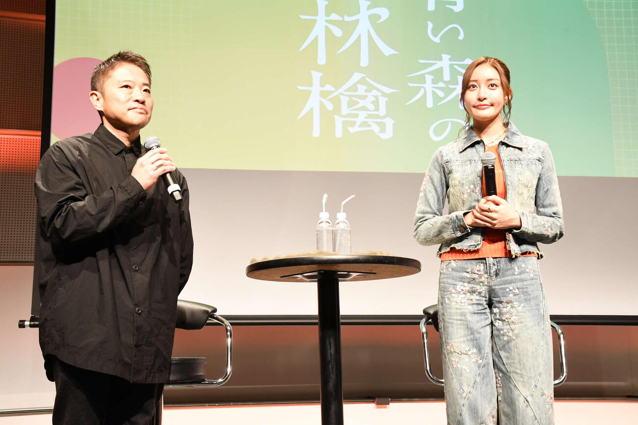 「りんごフェア『青い森の林檎』」で栗原心平氏（左）とトークする王林（撮影・阪口孝志）