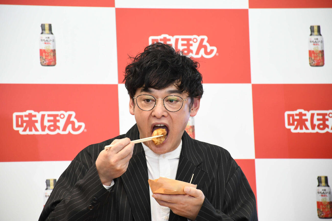 「大阪無限粉もんソースby味ぽん」の発表会見に出席したシャンプーハットてつじ（撮影・阪口孝志）