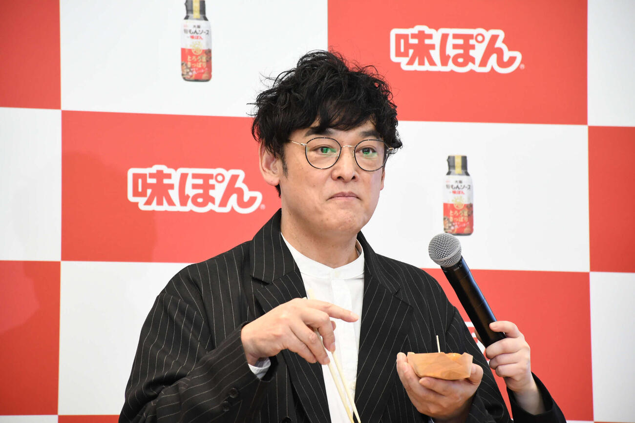 「大阪無限粉もんソースby味ぽん」とたこ焼きの相性の良さを絶賛するシャンプーハットてつじ（撮影・阪口孝志）