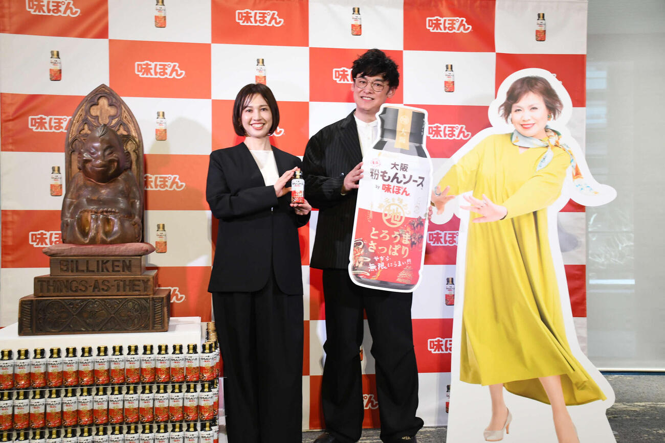 「大阪無限粉もんソースby味ぽん」の発表会見に出席した、左から、ビリケンさん、株式会社Mizkan田中史恵担当、シャンプーハットてつじ、上沼恵美子のパネル（撮影・阪口孝志）