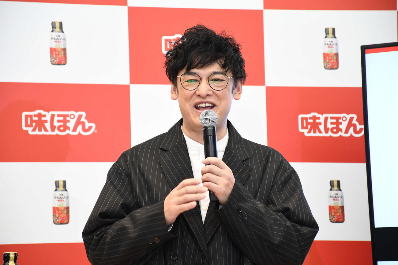 「大阪無限粉もんソースby味ぽん」の発表会見に出席したシャンプーハットてつじ（撮影・阪口孝志）