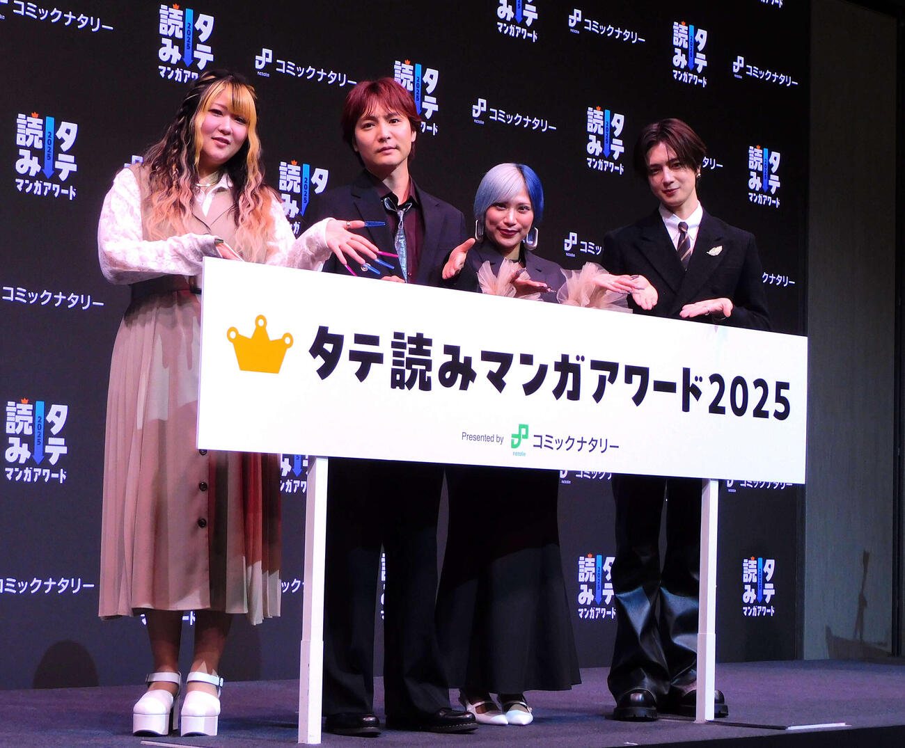 「タテ読みマンガアワード2025」授賞式に登壇したぱーてぃーちゃんとINI佐野雄大（撮影・寺本吏輝）