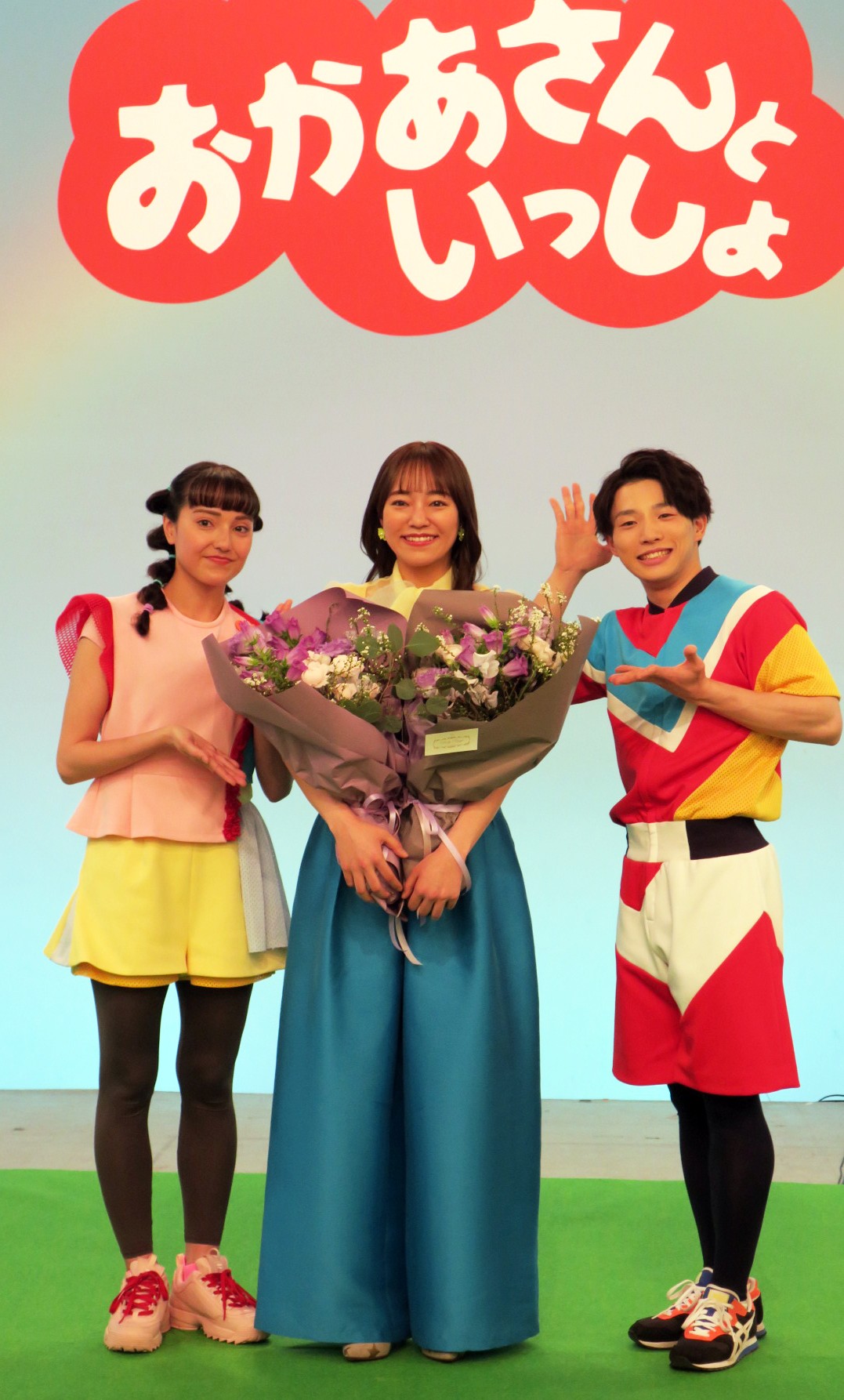 Eテレ「おかあさんといっしょ」を卒業する初代体操のお姉さん秋元杏月（中央）。左は新しい「おどりのお姉さん」アンジェ、右は体操のお兄さん佐久本和夢