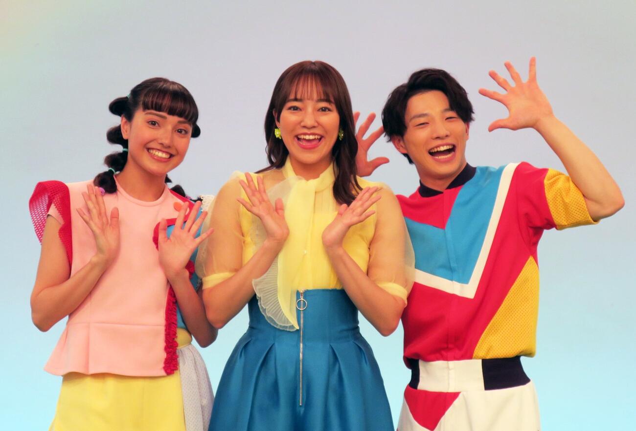 Eテレ「おかあさんといっしょ」を卒業する初代体操のお姉さん秋元杏月（中央）。左は新しい「おどりのお姉さん」アンジェ、右は体操のお兄さん佐久本和夢