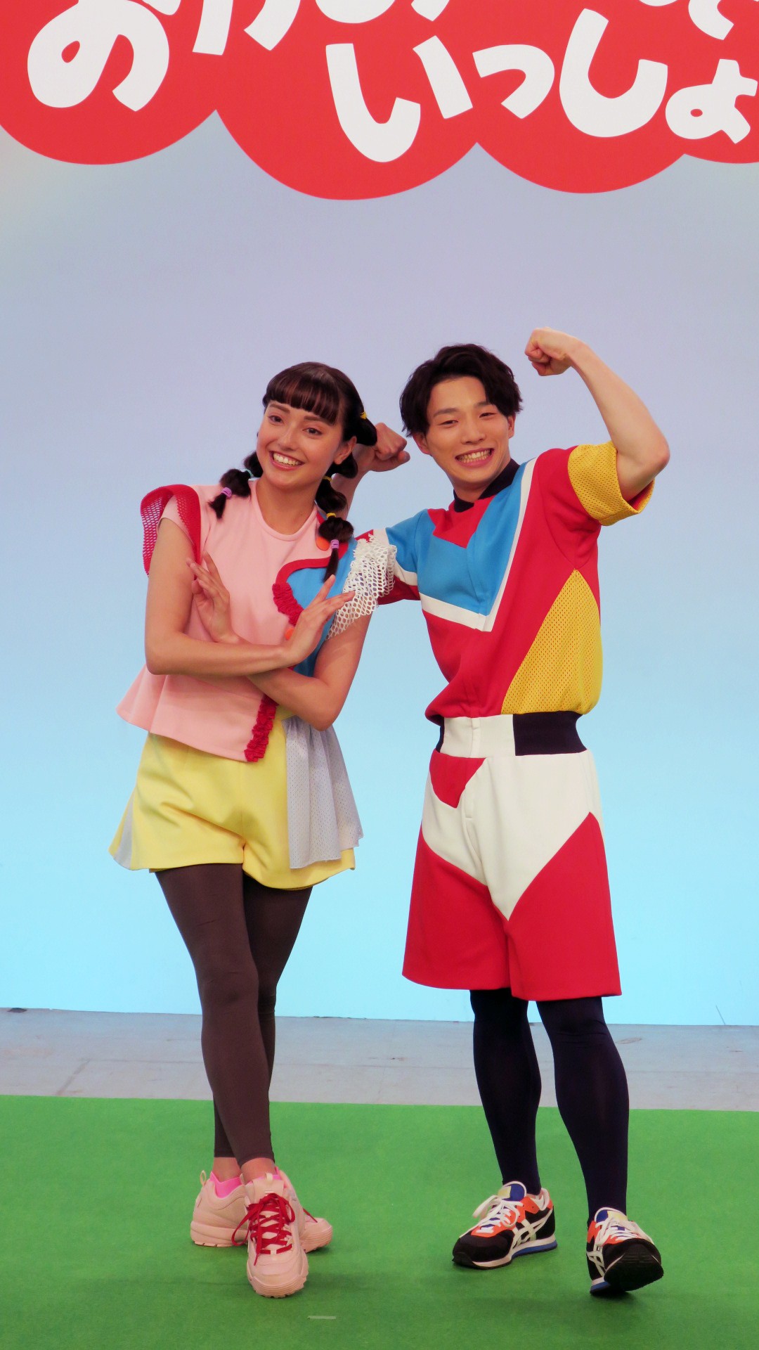 Eテレ「おかあさんといっしょ」の新コンビとなる体操のお兄さん佐久本和夢（右）と、おどりのお姉さんアンジェ