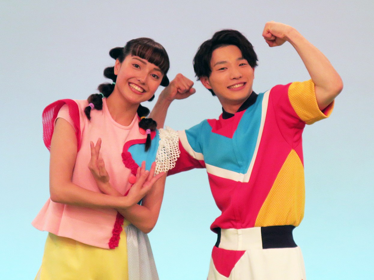 Eテレ「おかあさんといっしょ」の新コンビとなる体操のお兄さん佐久本和夢（右）と、おどりのお姉さんアンジェ