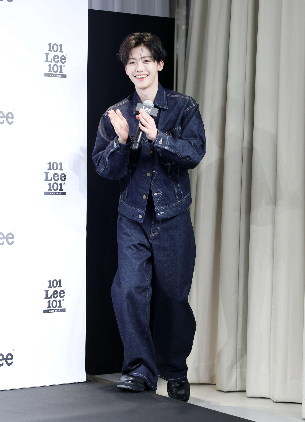 会場入りする、Lee APACブランドアンバサダーに就任したNCTのJAEMIN（撮影・鈴木正人）　