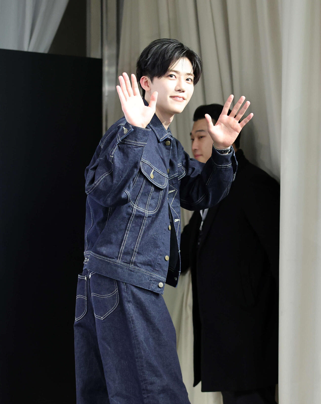 イベントを終え引き揚げるLee APACブランドアンバサダーに就任したNCTのJAEMIN（撮影・鈴木正人）　