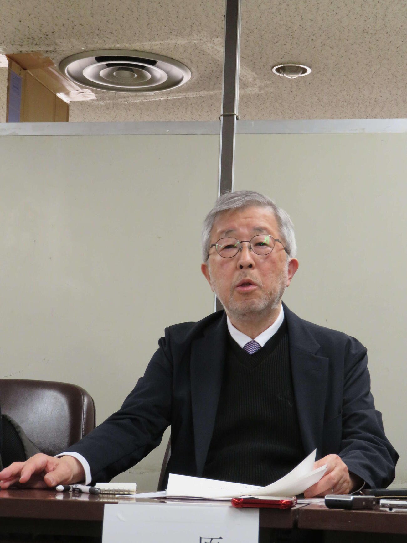 第1回口頭弁論後、会見を開いた飯村豊さん（撮影・村上幸将）