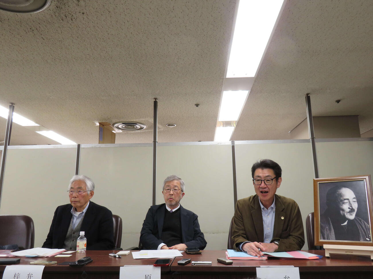 第1回口頭弁論後、会見を開いた、左から梓澤和幸弁護士、飯村豊さん、坂仁根弁護士（撮影・村上幸将）