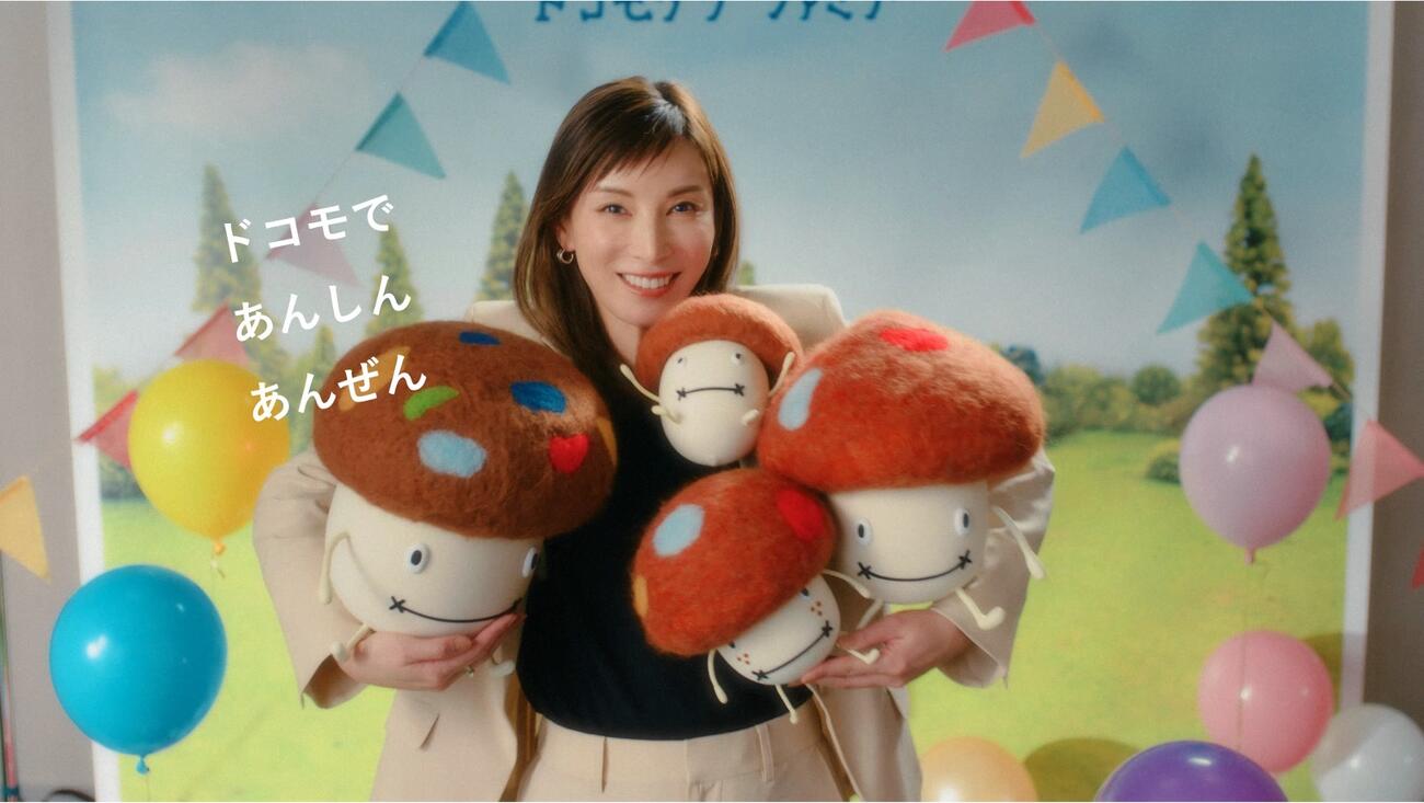 NTTドコモ「ドコモU22割」CM「ドコモダケふたたび」編に出演する加藤あい