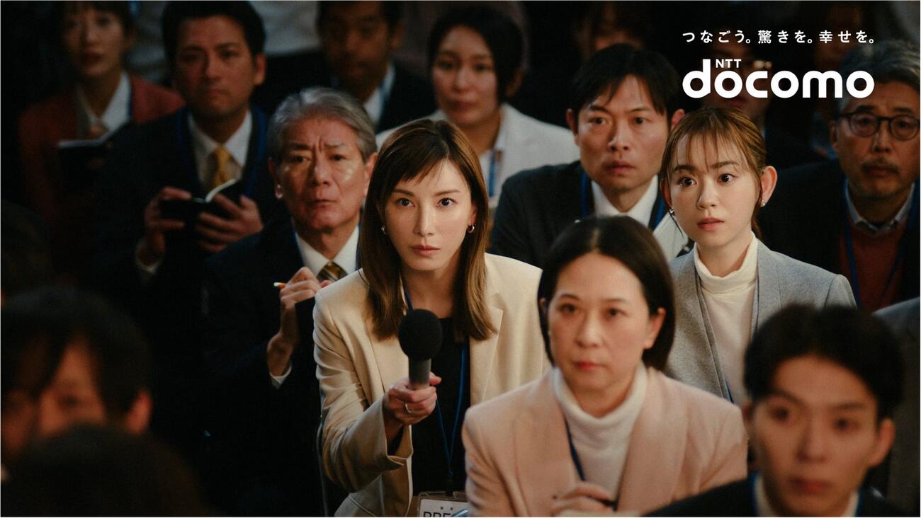 NTTドコモ「ドコモU22割」CM「ドコモダケふたたび」編に出演する加藤あい（中央）