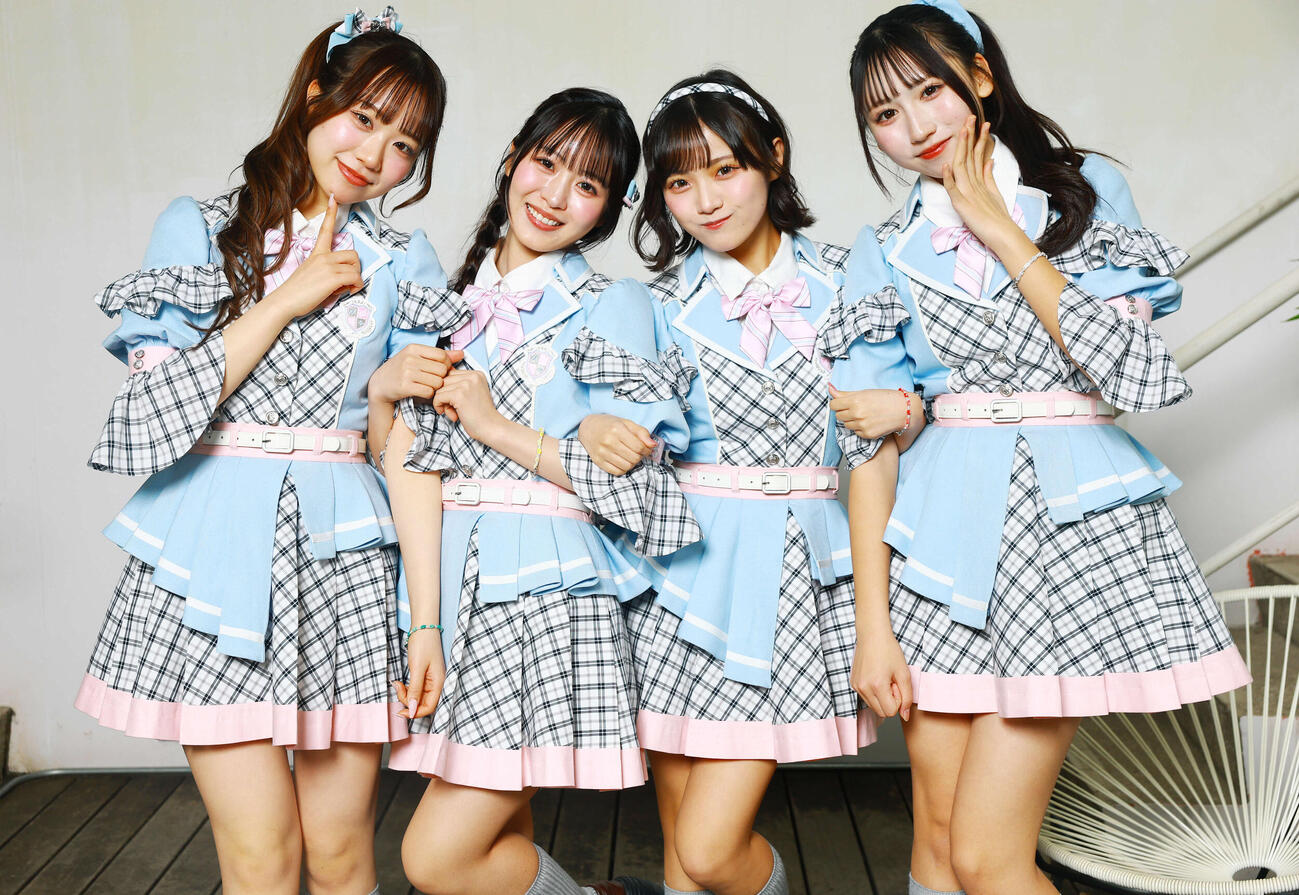 デビューしたα＋。左から木野稟子、沖玲萌、瀬乃真帆子、桜井心々奈（撮影・野上伸悟）
