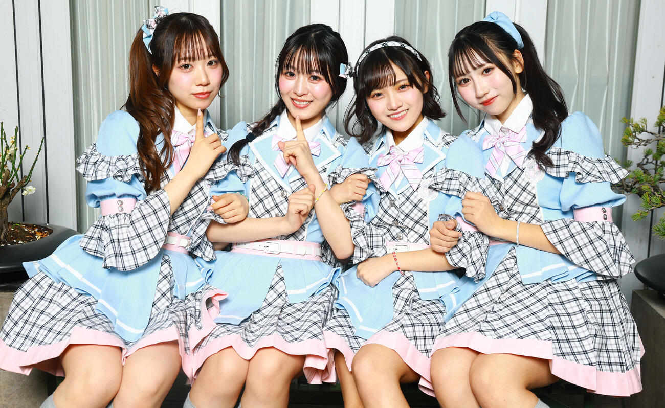 デビューしたα＋。左から木野稟子、沖玲萌、瀬乃真帆子、桜井心々奈（撮影・野上伸悟）