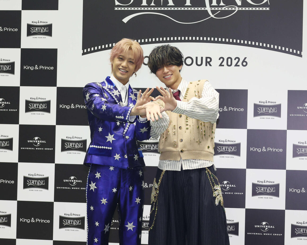 囲み取材でポーズをとるKing＆Prince、髙橋海人（左）と永瀬廉（撮影・増田悦実）